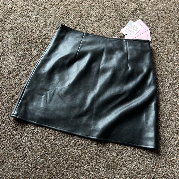 NWT Avec Les Filles Faux Leather Side Wrap Mini Skirt - Picture 2 of 12